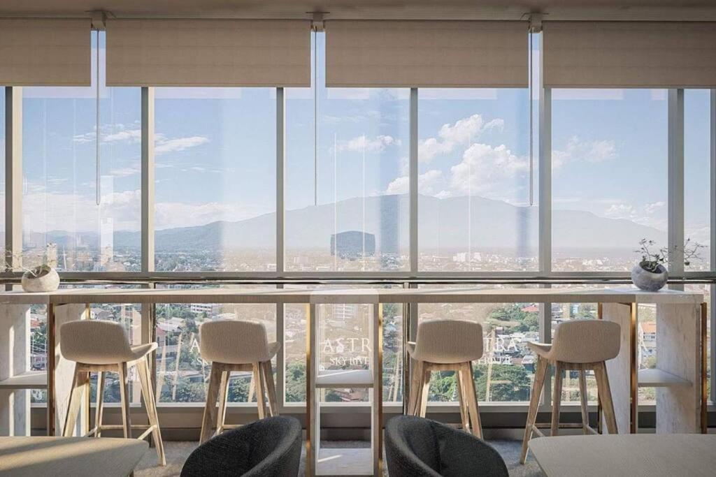 Modern Style Room With Sky Pool 古城边天际泳池公寓 チエンマイ エクステリア 写真