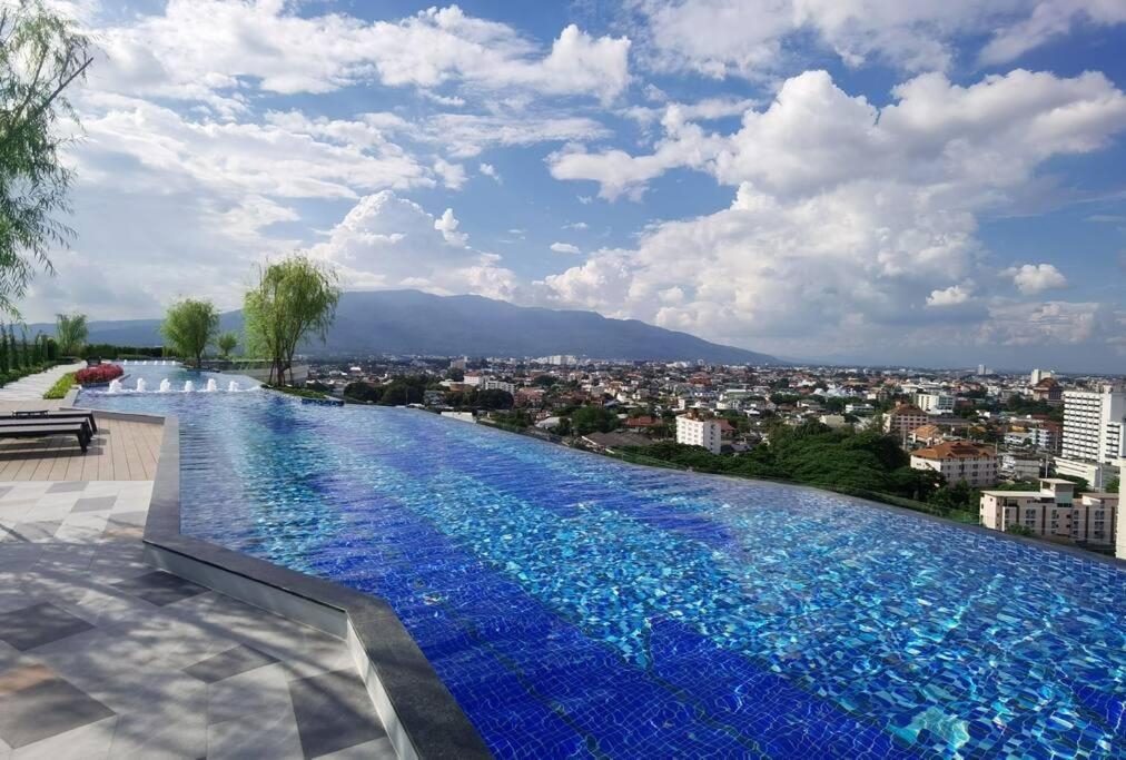 Modern Style Room With Sky Pool 古城边天际泳池公寓 チエンマイ エクステリア 写真